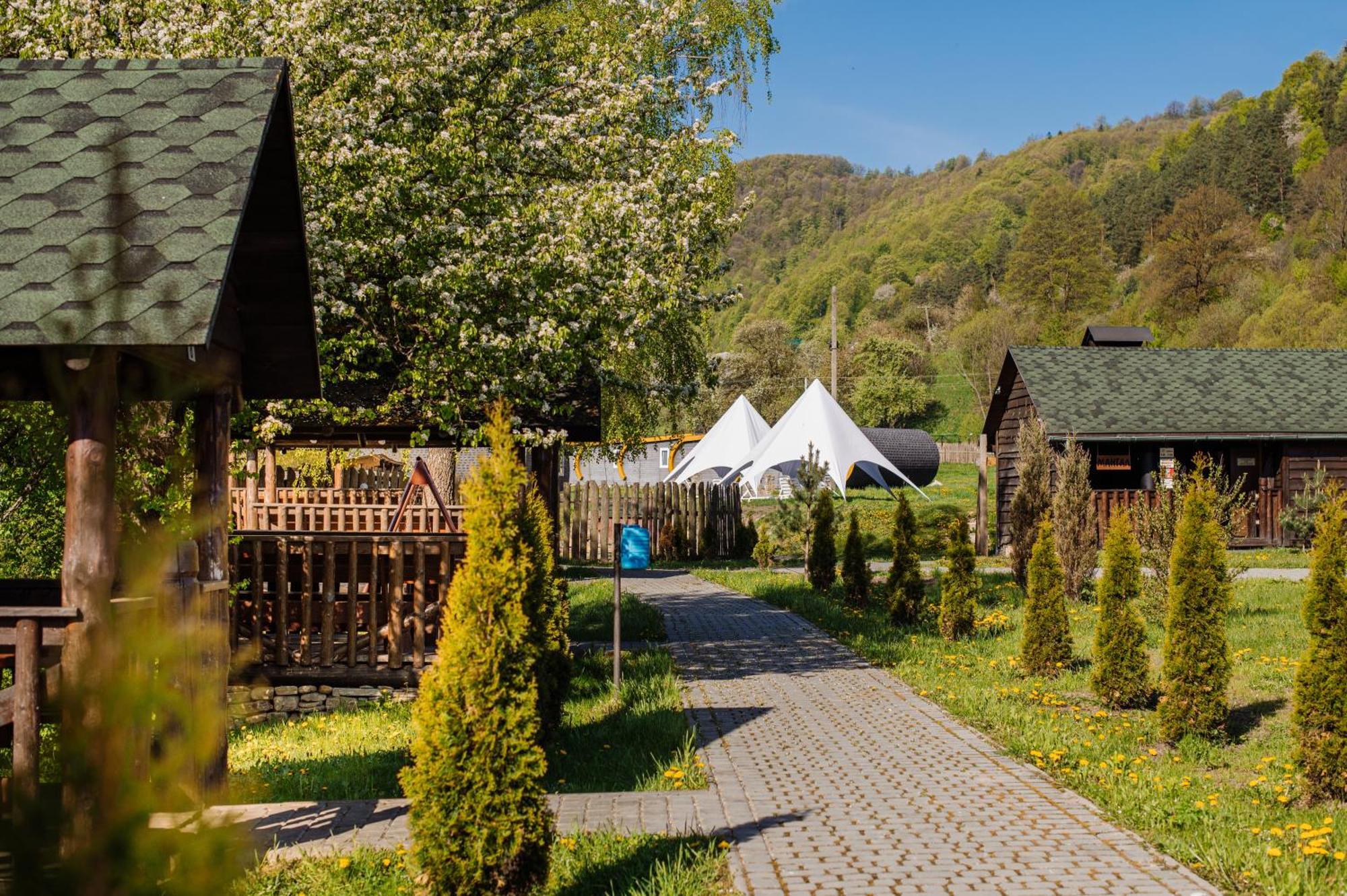Рибничанка Hotel Skhidnytsia Ngoại thất bức ảnh